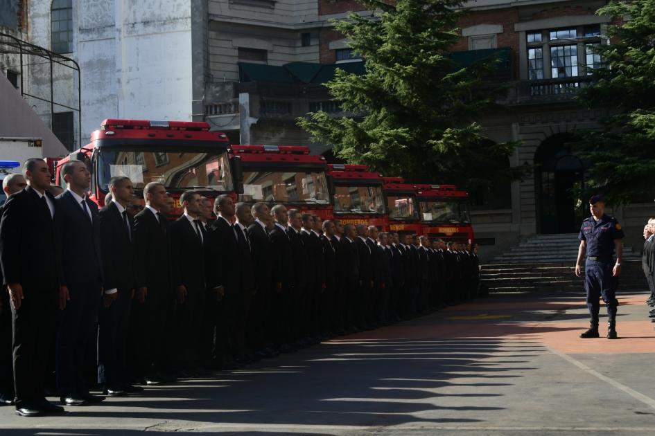 Alumnos formados en la plaza de armas de Cuartel Centenario de Bomberos