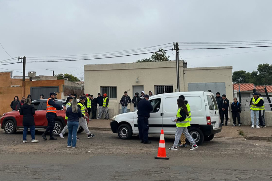 Alumnos Policías Comunitarios y de Transito entregando folletos