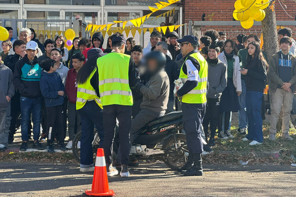 Alumnos de Centro María Espínola con Policía Comunitario realizando control a motociclista.