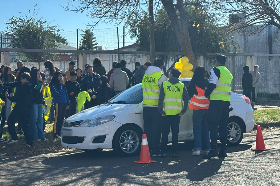 Alumnos de Centro María Espínola con Policía Comunitario realizando control de automóvil.