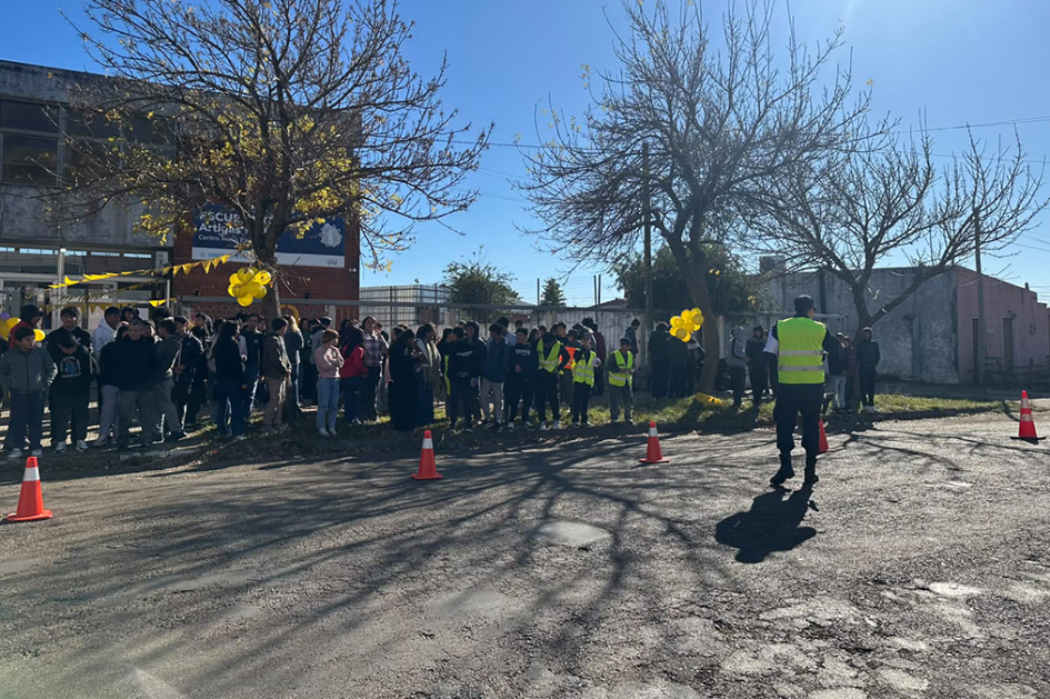 Alumnos de Centro María Espínola con Policías Comunitarios.