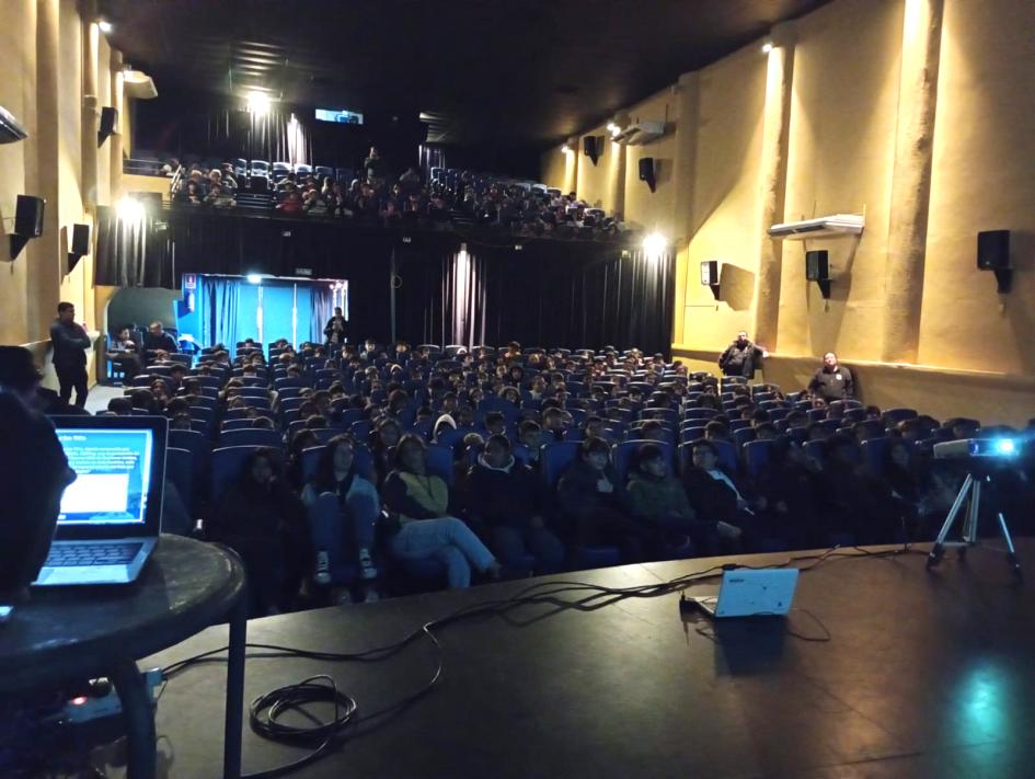 Alumnos de Ciclo Básico en Cine Teatro Norte Bella Unión Alumnos de Ciclo Básico en Cine Teatro Norte Bella Unión