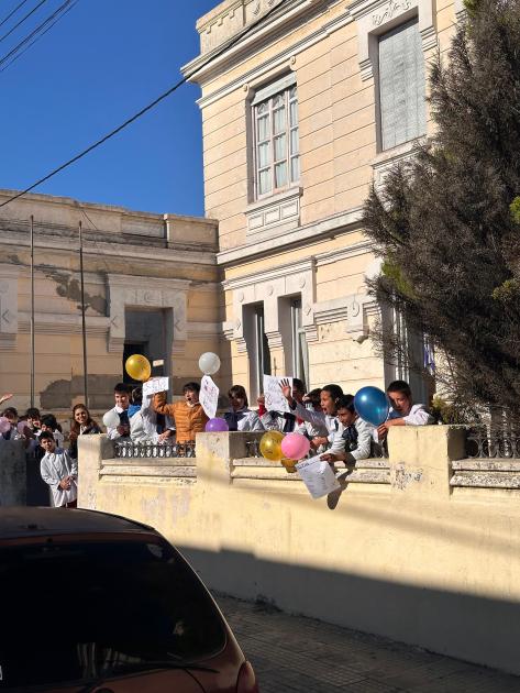 Alumnos de Escuela 1 saludando el pasaje de la correcaminata