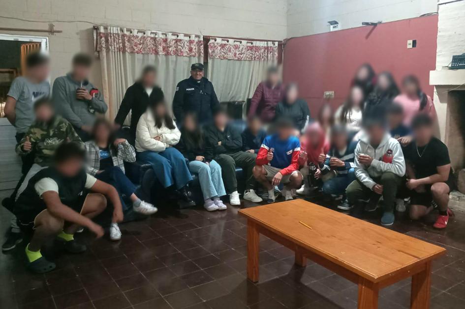 Alumnos de Hogar Estudiantel con Policía Comunitaria. Alumnos de Hogar Estudiantel con Policía Comunitaria.