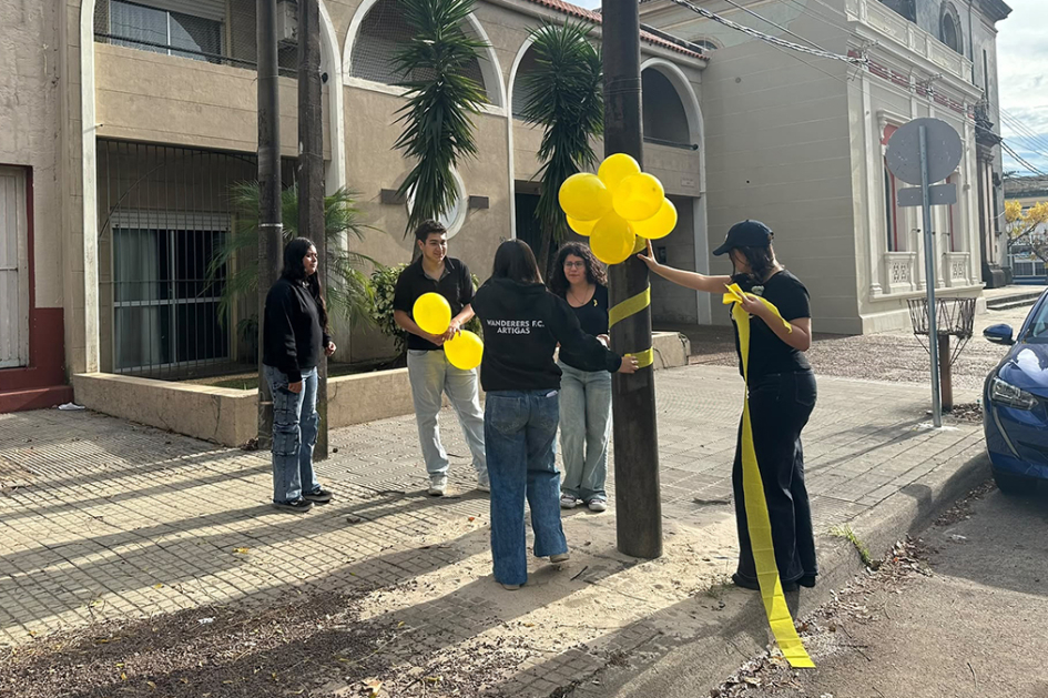 Alumnos ambientando una columna de alumbrado público