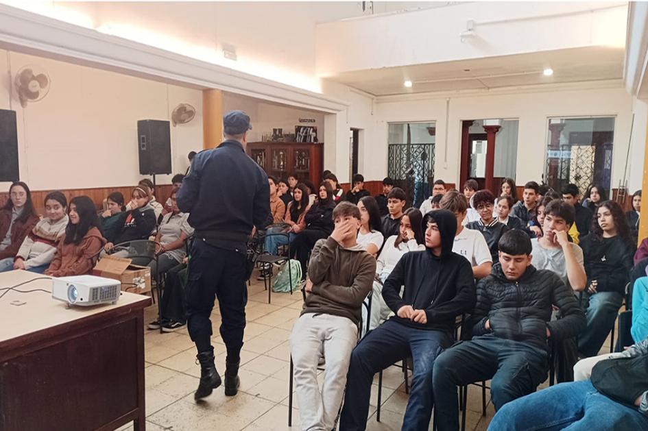 Alumnos de Liceo 1 en Taller de Seguridad Vial. Alumnos de Liceo 1 en Taller de Seguridad Vial.