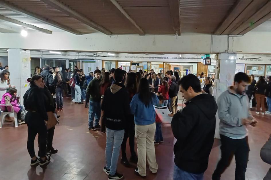 Alumnos de Liceo 2 en Encuentro de Profesiones. Alumnos de Liceo 2 en Encuentro de Profesiones.