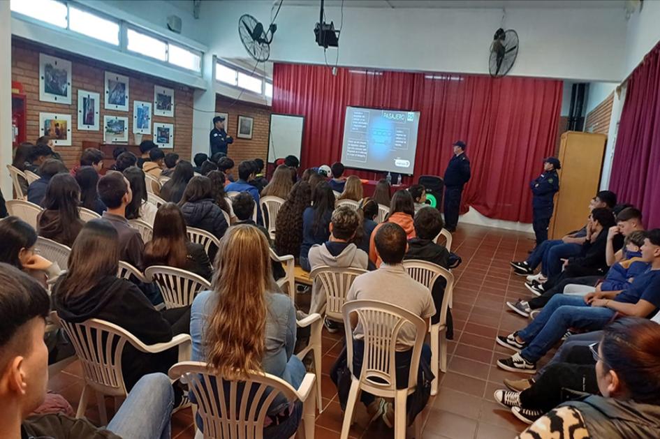 Alumnos de Liceo 3 en Taller de Seguridad Vial. Alumnos de Liceo 3 en Taller de Seguridad Vial.