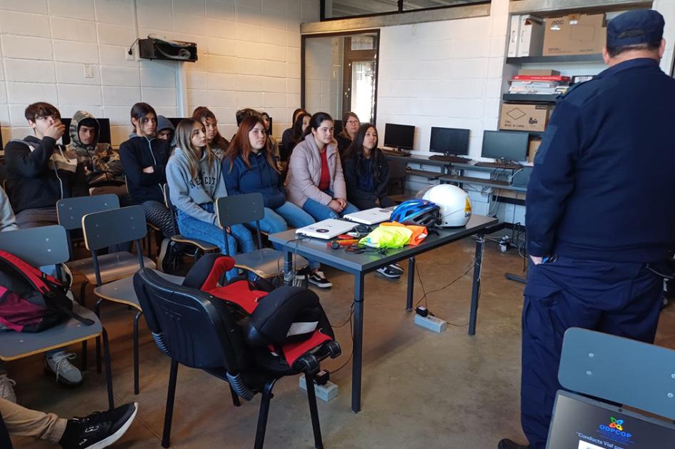 Alumnos de Liceo Pintadito en Taller de Seguridad Vial. Alumnos de Liceo Pintadito en Taller de Seguridad Vial.