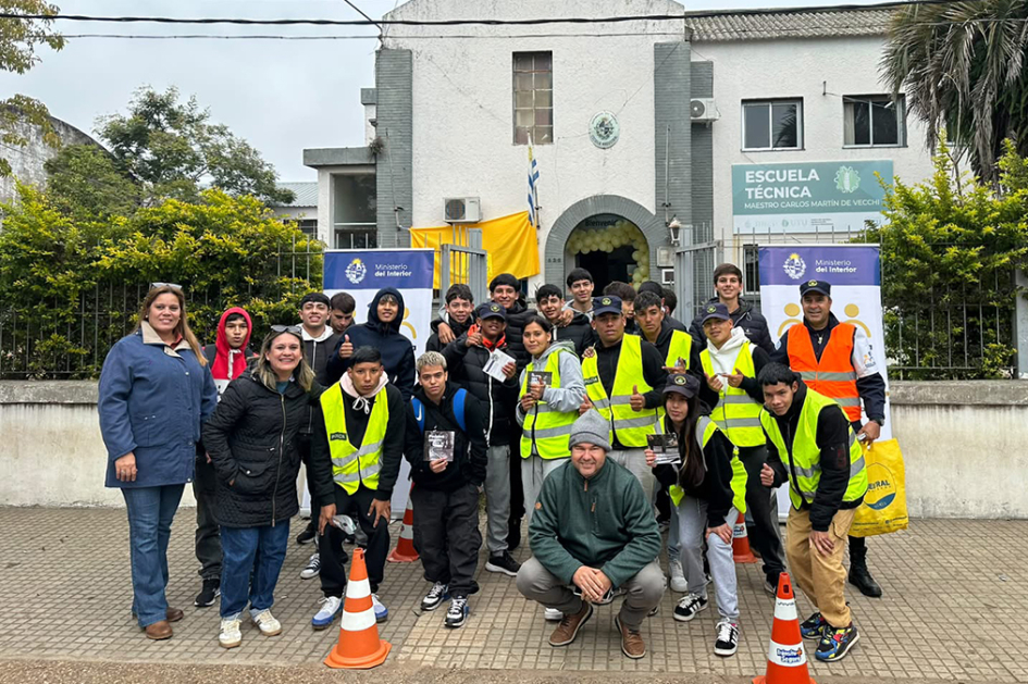 Alumnos docentes y Policías Comunitarios frente a UTU
