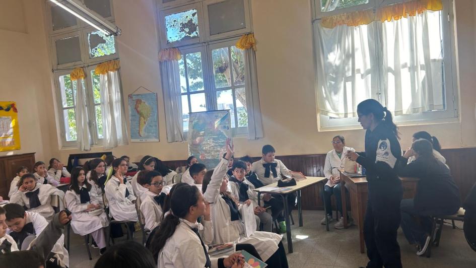 Charla de Policía Comunitaria con escolares Charla de Policía Comunitaria con escolares