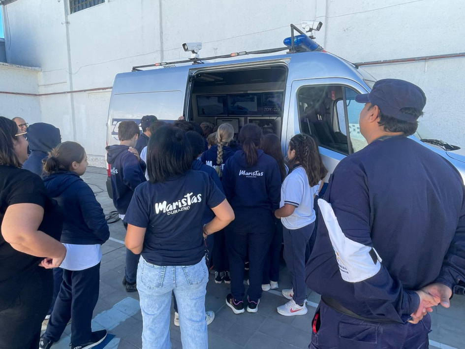 Alumnos viendo el Centro de Comando Móvil