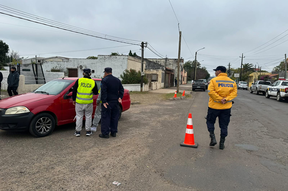 Alumnos y Policías Comunitario y de Transito entregando folletos