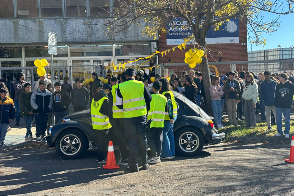 Alumnos y docentes de Centro María Espínola con Policías Comunitarios.