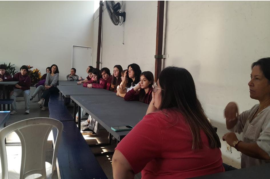 Alumnos y docentes de Liceo Tacuabé de Artigas.