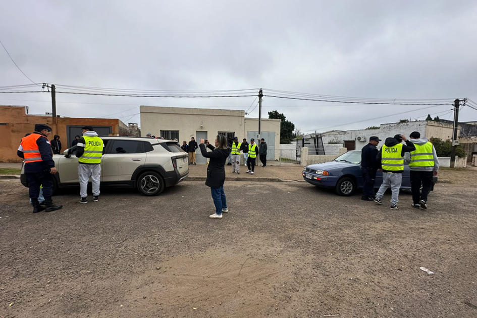 Alumnos y docentes entregando folletos