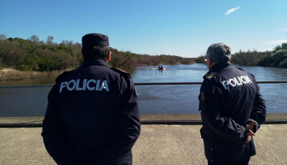 Personal Policial sobre puente de Río Yí Personal Policial sobre puente de Río Yí
