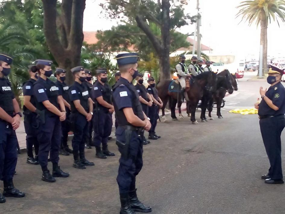 Operativo "Verano Azul" Cadetes de Policía parados, y policías sentados sobre caballos escuchando al Jefe de Policía