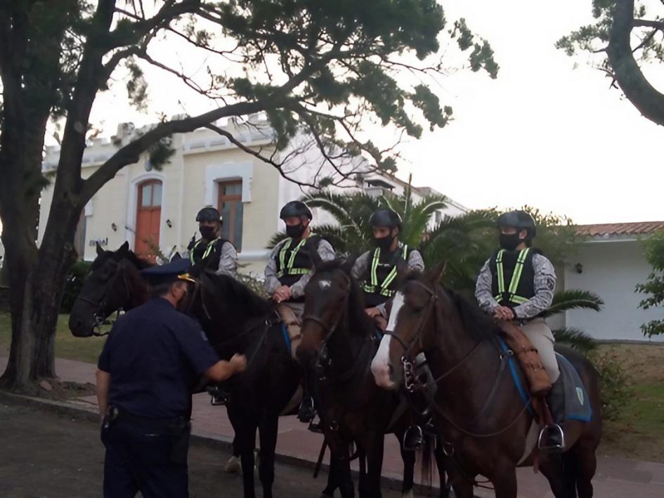 Operativo "Verano Azul" Cuatro policías sentados sobre caballos escuchando al Jefe de Policía de Maldonado