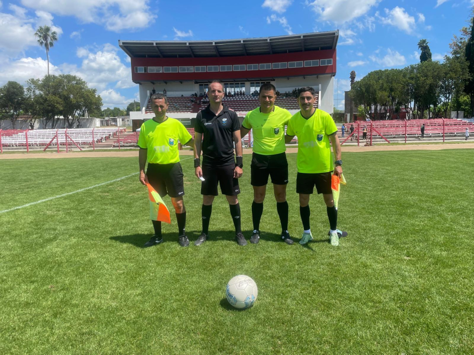 Jueces y líneas del encuentro deportivo