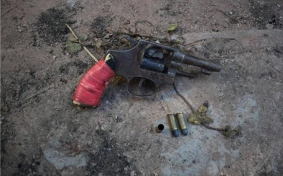 Arma de fuego y municiones incautadas al autor del hecho. Revolver y municiones incautadas.