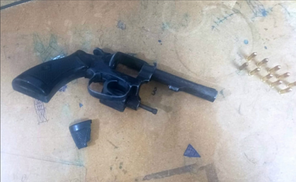 Incautación de un arma de fuego y municiones. Revólver y municiones.