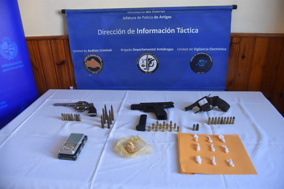 Armas de fuego municiones balanza y estupefacientes incautados por la policía. Armas de fuego municiones balanza y estupefacientes.