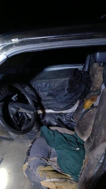 vehículo con la cajas de mercadería de contrabando incautada