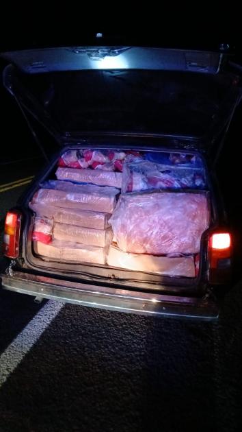 vehículo con la cajas de mercadería de contrabando incautada