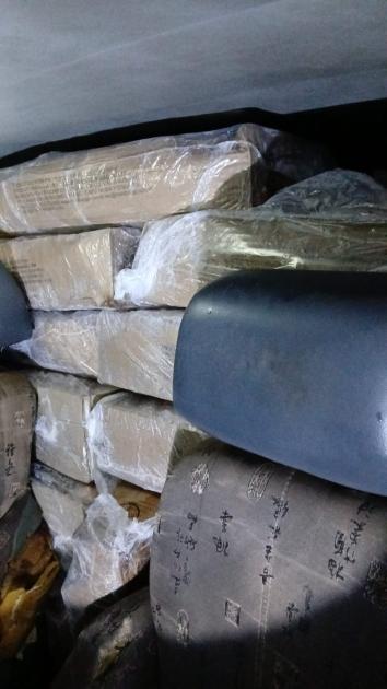 vehículo con la cajas de mercadería de contrabando incautada