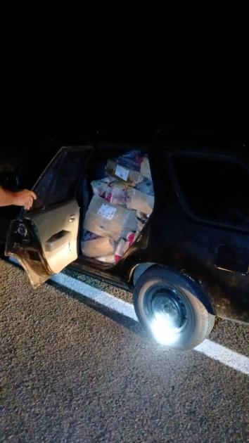 vehículo con la cajas de mercadería de contrabando incautada