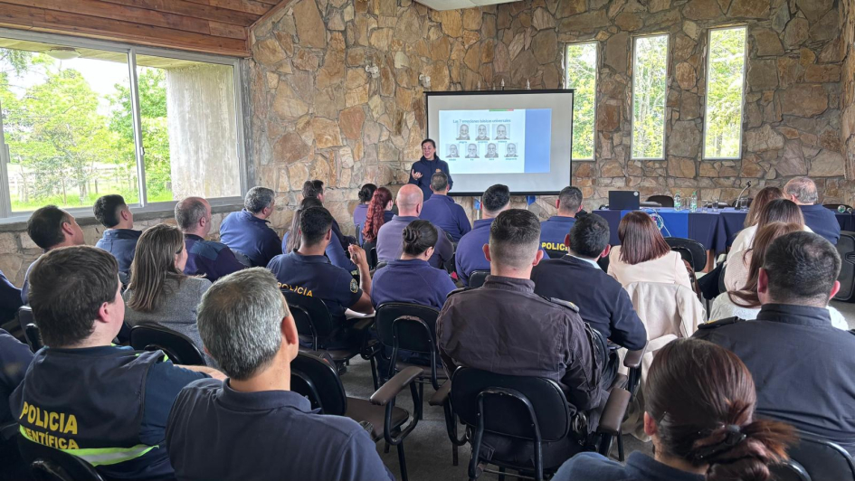 asistentes a capacitación de Policía Científica