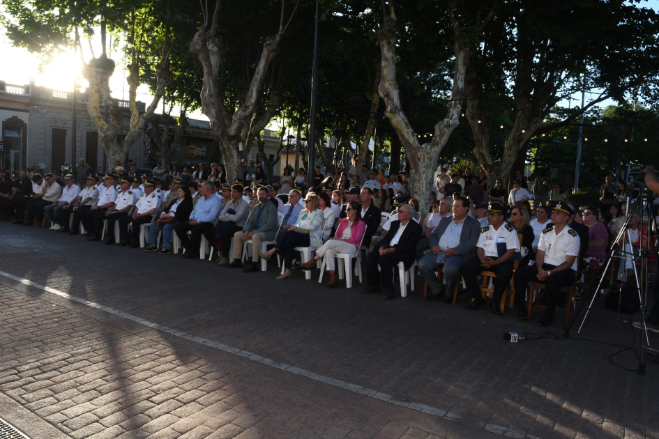 Asistentes frente a edificio de Jefatura de Policía de Lavalleja por el 196 aniversario de la Polic
