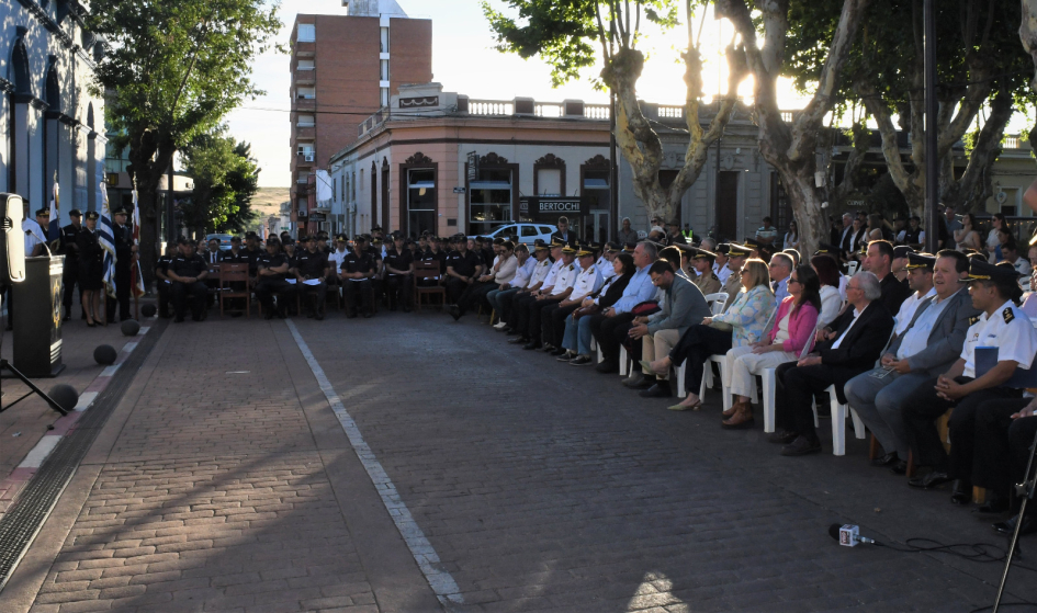Asistentes frente a edificio de Jefatura de Policía de Lavalleja por el 196 aniversario de la Polic