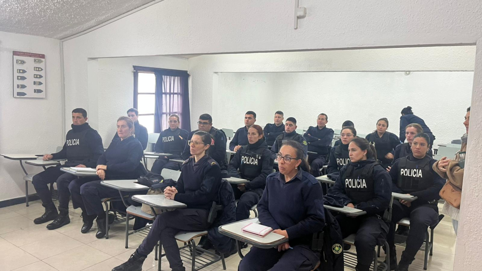 Asistentes sentados al taller de parto