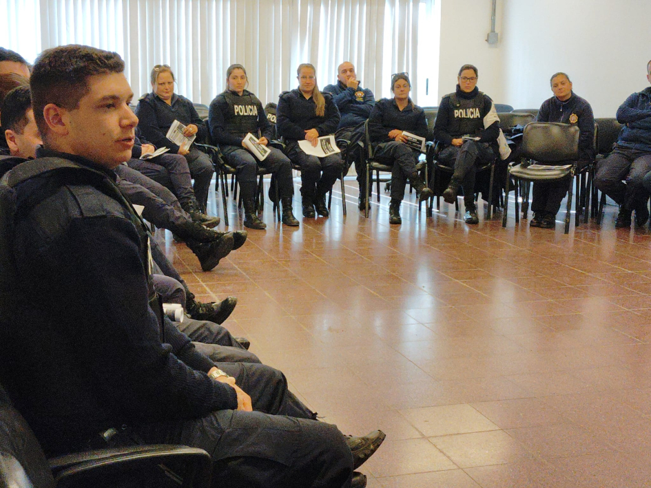 Grupo de policías asisitentes al taller de prevención del suicidio 