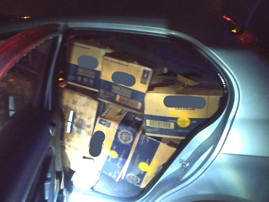 Auto con cajas de bebidas alcohólicas. Auto con cajas de bebidas alcohólicas.