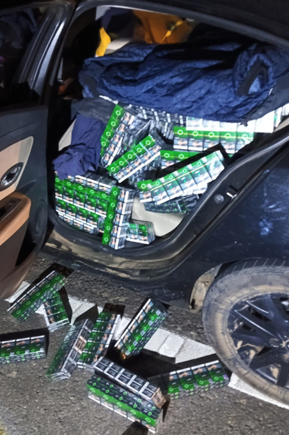 Auto con cigarrilos de contrabando incautado por la policía Auto con cigarrilos de contrabando incautado por la policía