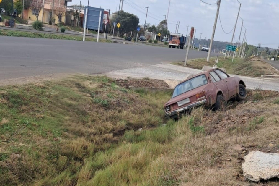 Auto despistado en la banquina. Auto despistado en la banquina.