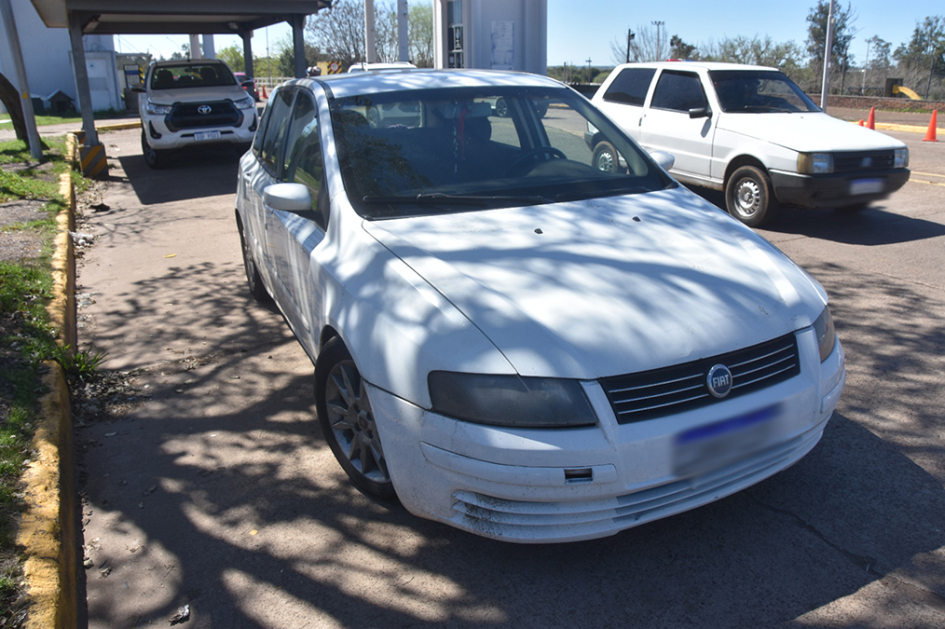Automóvil Fiat de frente incautado.
