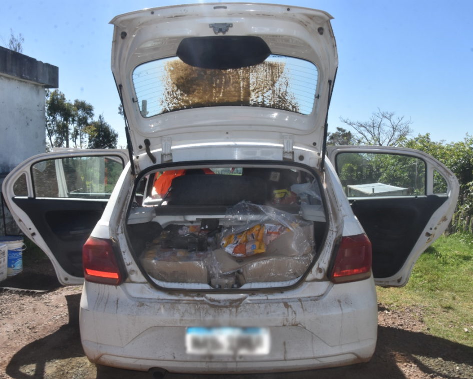 Automóvil blanco con mercaderías Automóvil con mercaderías incautadas a la muestra