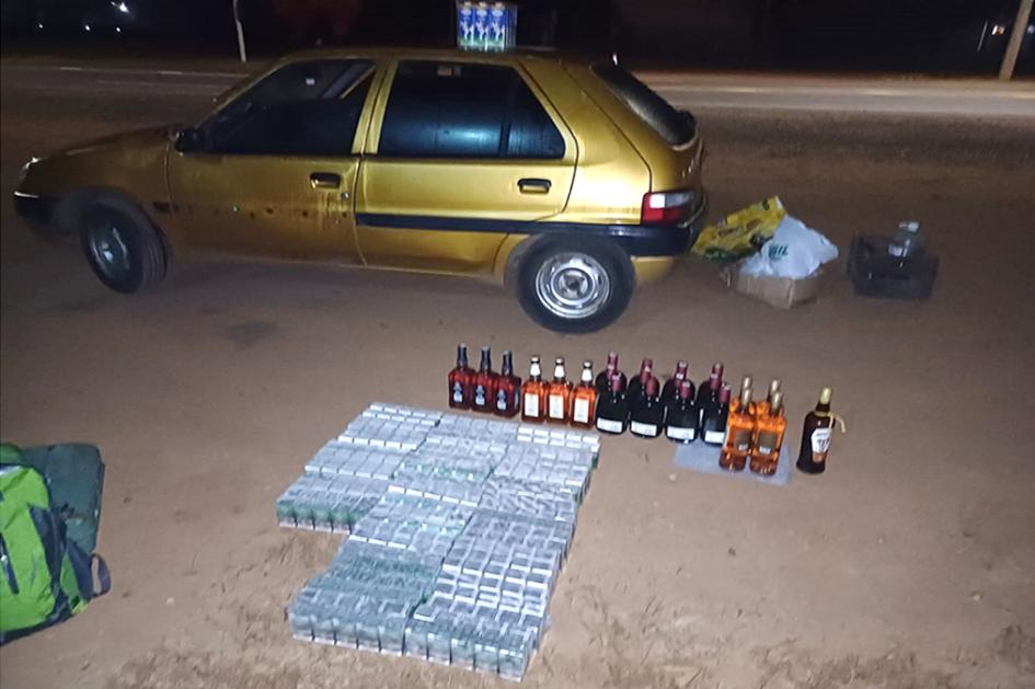 Automóvil con mercadería incautada.