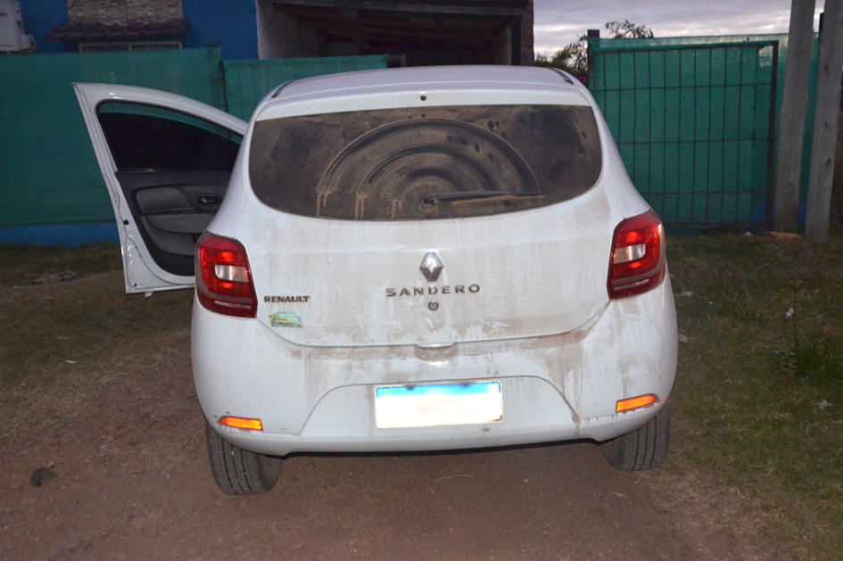 Automovil Renault Sendero visto de atras