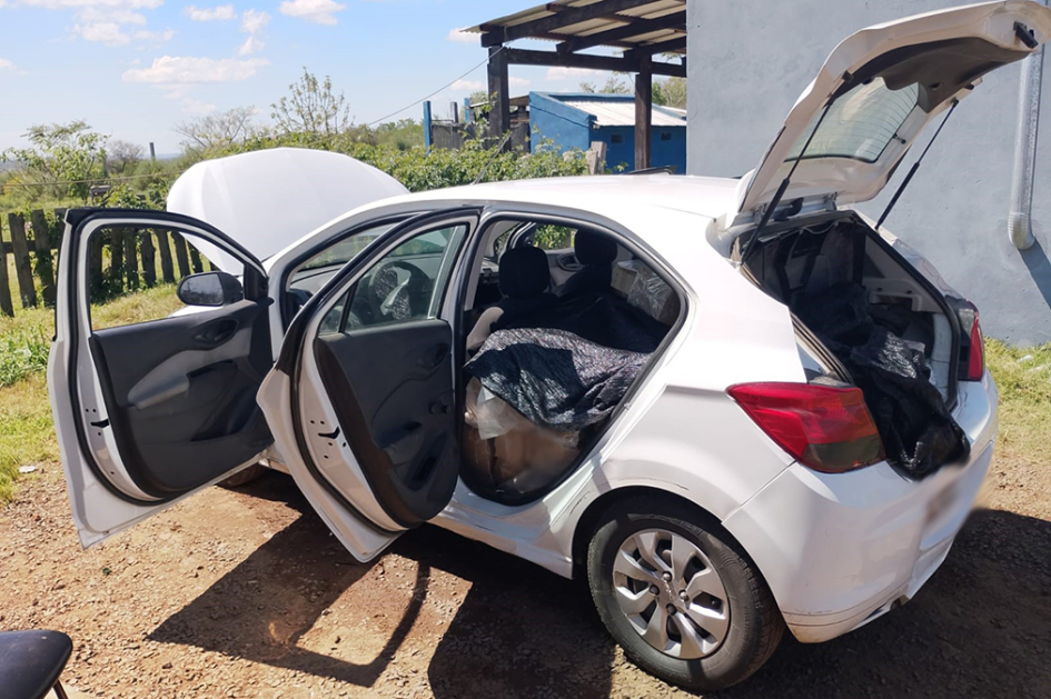 Automovil incautado con puertas capó y baul abiertos