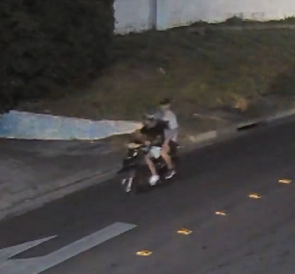 Autores circulando en una de las motos hurtadas