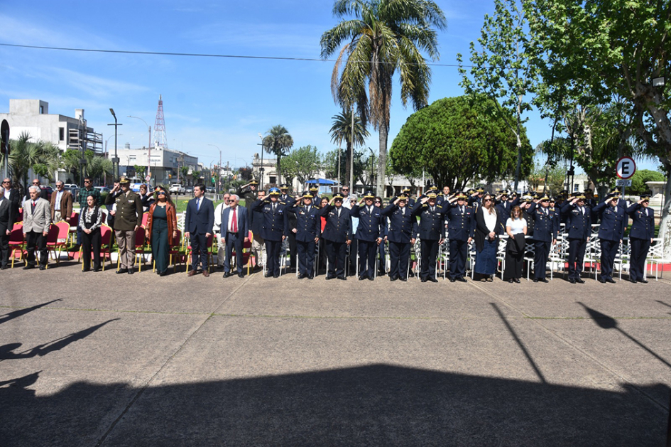 Autoridades e invitados entonando el Himno Nacional.