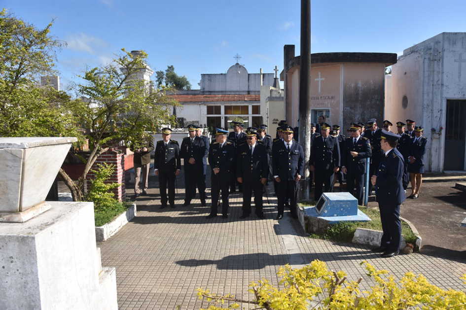 Autoridades e invitados frente a panteón del Primer Jefe de Policía de Artigas Cnel.Carlos Lecueder.
