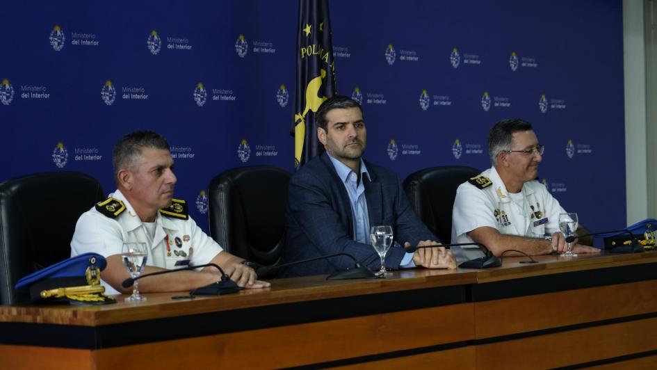 Ministro del Interior, junto al Director de la Policía Nacional y al Director de Investigaciones.