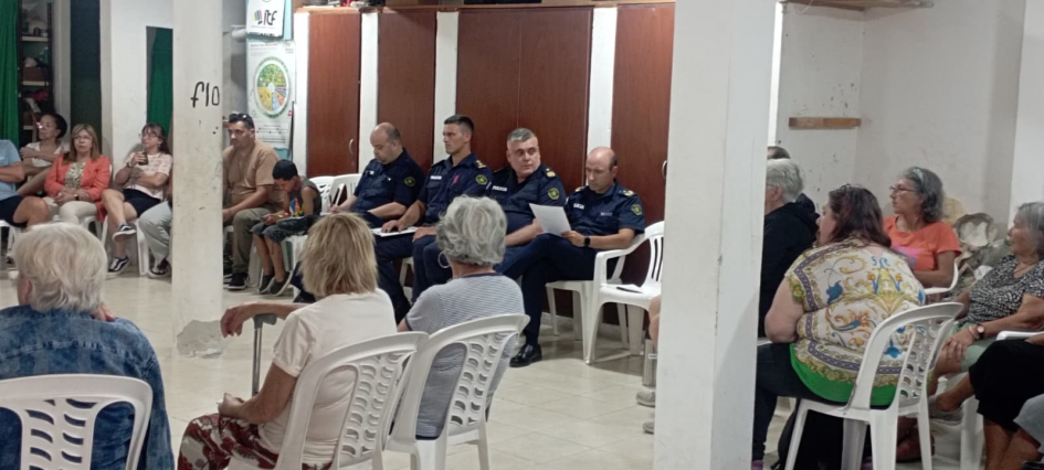 Autoridades y vecinos reunidos