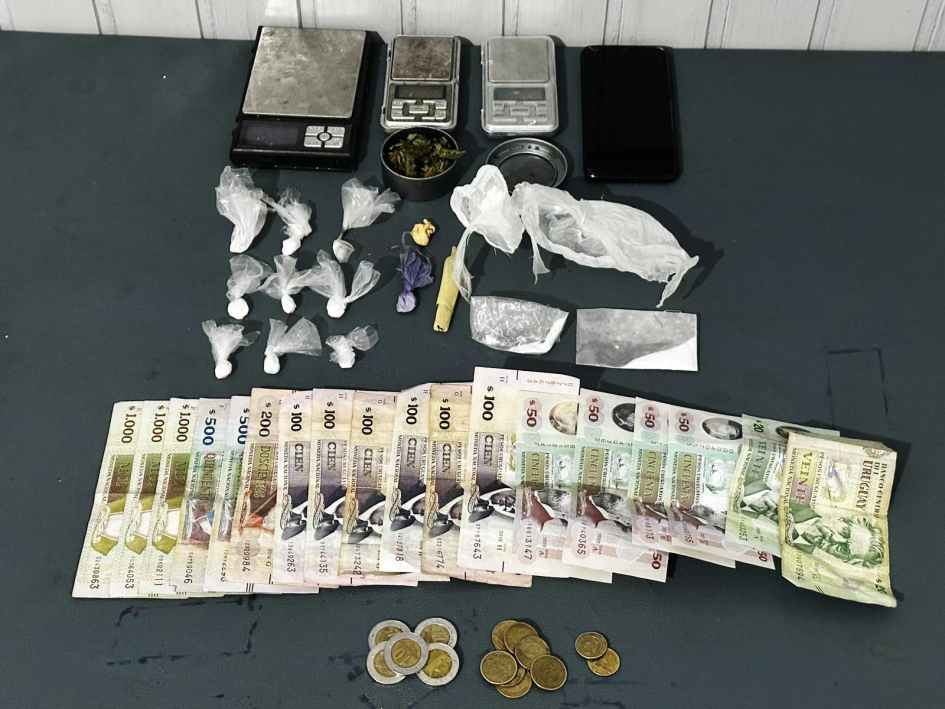 Incautación de dinero, sustancia estupefaciente, balanzas de precisión